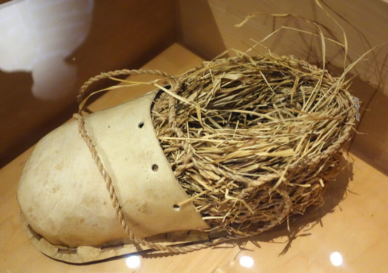 Ötziho bota se zdá primitivní, ale svými vlastnostmi si nezadá s moderní trekingovou obuví. FOTO: Daderot/Creative Commons/CC0