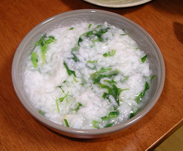 Bez rýže a této byliny se neobejde ani tradiční japonské jídlo nanakusa-gayu. FOTO: Blue Lotus / Creative Commons / CC BY 2.0