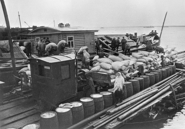 Vykládaní zásob z člunu u Ladožského jezera na úzkorozchodný vlak v roce 1942. FOTO: RIA Novosti archive, image #310 / Boris Kudoyarov / CC-BY-SA 3.0, CC BY-SA 3.0