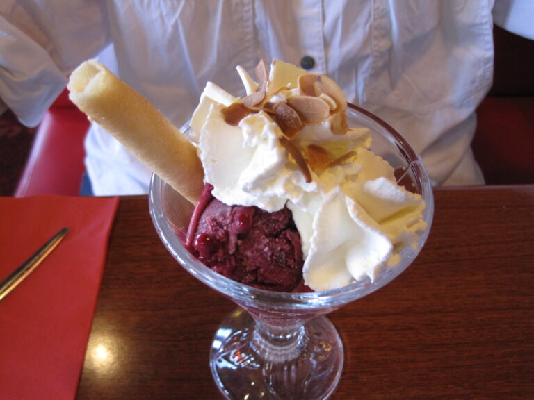 Crème glacée framboise & crème Chantilly. FOTO: Arnaud 25/Creative Commons/CC BY-SA 3.0
