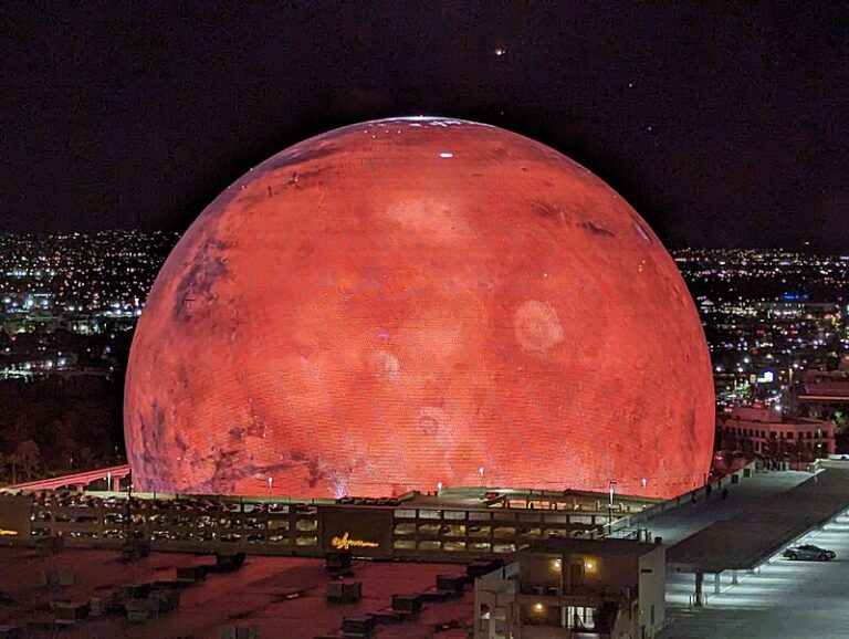 Stavba se umí proměnit během chvíle třeba na obří Měsíc. (Cory Doctorow / wikimedia.commons.org / CC BY-SA 2.0)