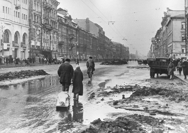 Leningradské ulice během obléhání. FOTO: RIA Novosti archive, image #324 / Boris Kudoyarov /Creative Commons/CC-BY-SA 3.0, CC BY-SA 3.0