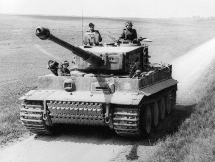Němci spatřovali naděje ve svém tanku Tiger. FOTO: Bundesarchiv_Bild_101I-299-1805-16, Nordfrankreich,_Panzer_VI_(Tiger_I).jpg: Scheck/Creative Commons/CC BY-SA 3.0 DE