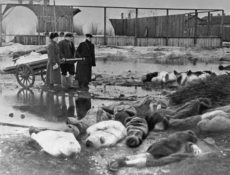 Pohřbívání obětí blokády. FOTO: RIA Novosti archive, image #216 / Boris Kudoyarov /Creative Commons/CC-BY-SA 3.0, CC BY-SA 3.0
