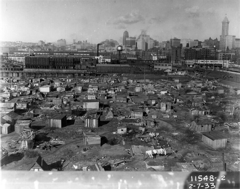 Shlukům chatrčí na periferií měst, kde žijí bezdomovci, se říká Hooverville, ((Seattle Municipal Archives from Seattle, CC BY 2.0, commons.wikimedia)