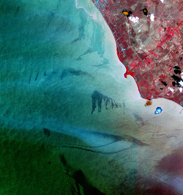 Ropné skvrny na venezuelském jezeře Maracaibo na ploště 900 km2. FOTO: NASA Earth Observatory / Creative Commons / volné dílo