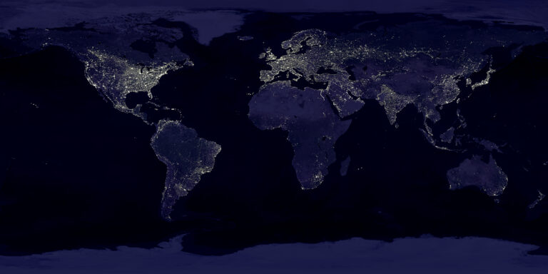 Mapa světelného znečištění světa. FOTO: Marc Imhoff/NASA GSFC, Christopher Elvidge/NOAA NGDC; Image: Craig Mayhew and Robert Simmon/NASA GSFC / Creative Commons / volné dílo