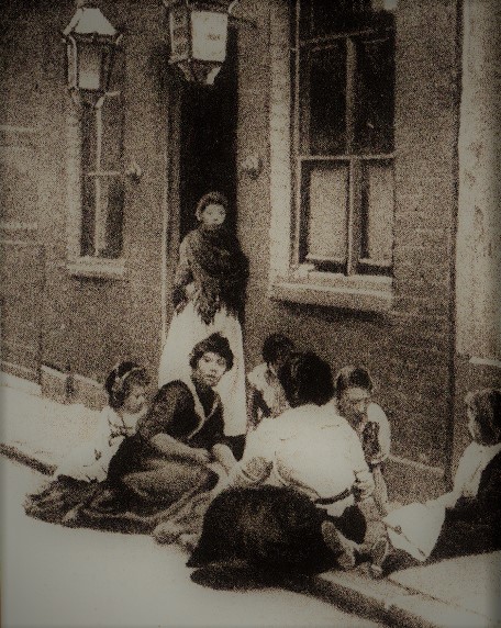 Ženy a děti ve Whitechapelu před domem, kde Rozparovač zabíjel. Fotografie pochází z doby kolem roku 1890. FOTO: Unknown/Creative Commons/Public domain