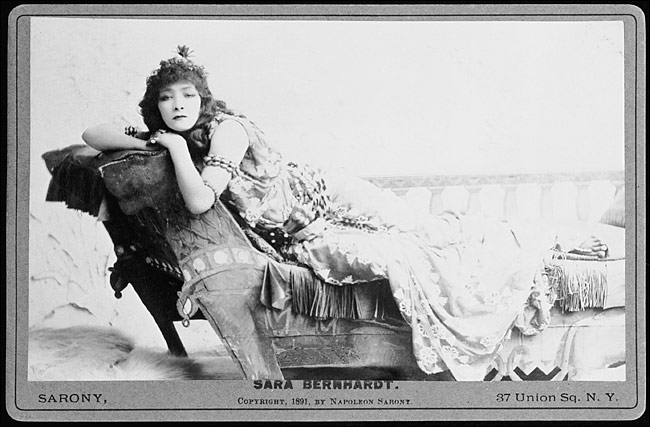 Sarah Bernhardtová jako Kleopatra (Napoleon Sarony, volné dílo, commons.wikimedia)