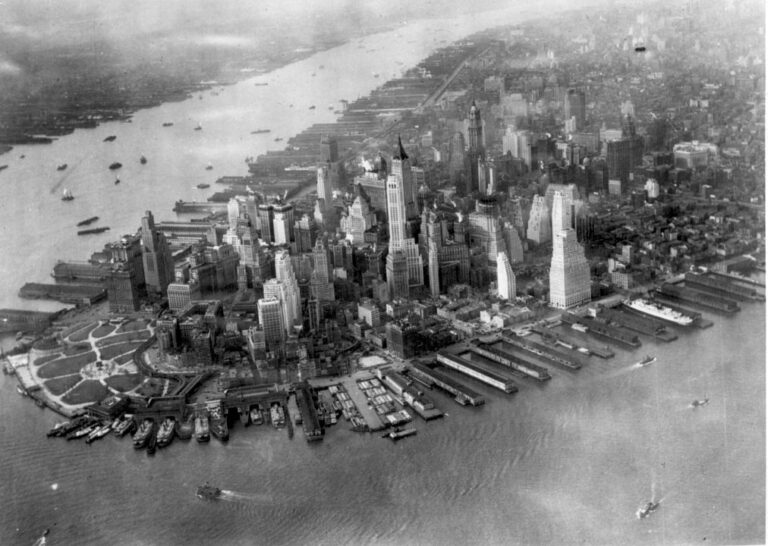 Ačkoli je v roce 1930 New York plný mrakodrapů, rozhodně neslouží tisícům zoufalých k tomu, aby z nich skákali (U.S. National Archives, volné dílo, commons.wikimedia)