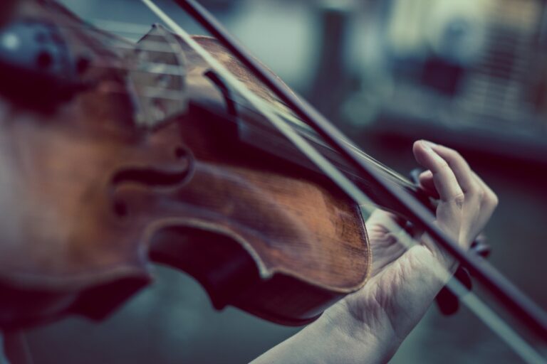 Na operaci mozku vás lékaři nemusí uspávat. Můžete během ní klidně i hrát na housle. Foto: Niekverlaan / Pixabay.
