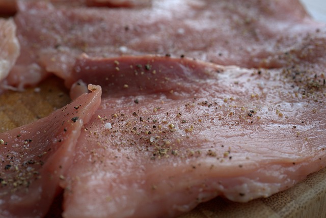 Stejně důležité jako správné grilování je i dobrý výběr a příprava masa.(Foto: Andreas Lischka / Pixabay)