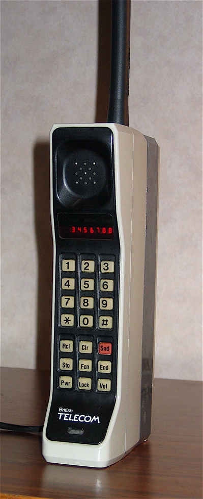 První mobilní telefon Motorola DynaTac. FOTO: Redrum0486/Creative Commons/CC BY-SA 3.0
