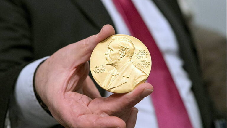 Stačí pár přebytečných milionů a prestižní zlatá medaile s portrétem Alfreda Nobela je vaše. Foto: pxfuel