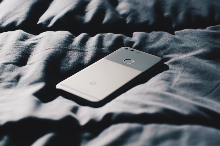 Mobil si běžně bereme i do postele. Napsat někomu ve spánku zprávu, pak není problém. Foto: Engin_Akyurt / Pixabay.
