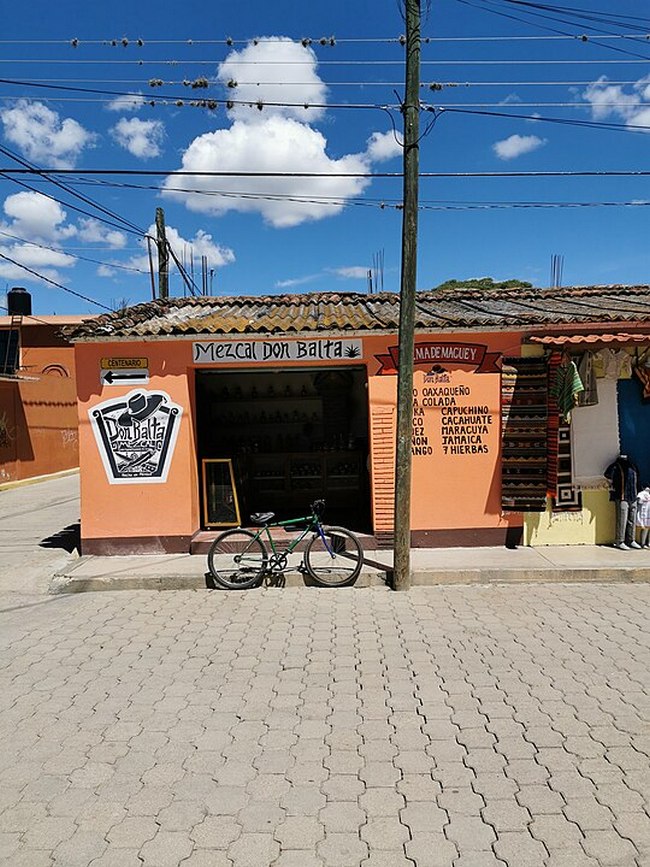 A když je vše hotovo, můžete si mezcal zakoupit i v takovýchto obchůdcích, třeba právě zde v mexickém státě Oaxaca.(Foto: Nanahuatl / commons.wikimedia.org / CC BY-SA 4.0)