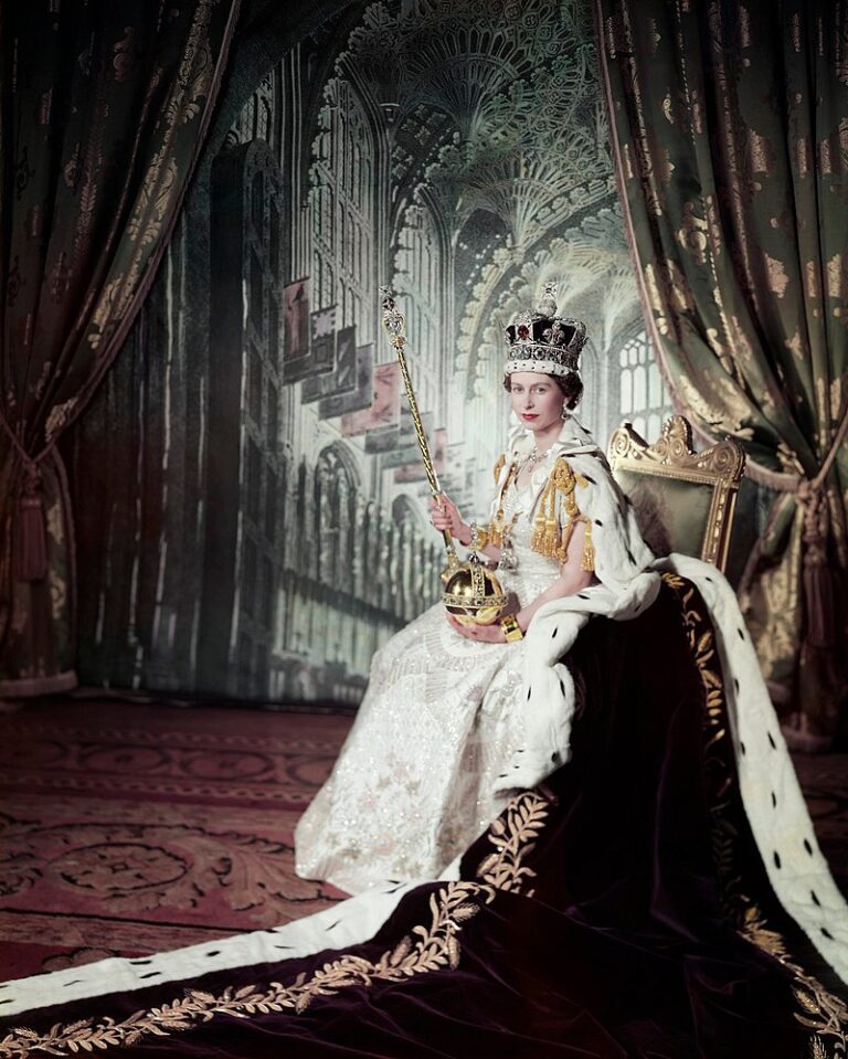 Mezi nejznámější chovatele patřila anglická královna Alžběta II. (Cecil Beaton / wikimedia.commons.org / Volné dílo)