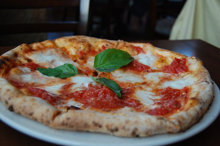 Pizza Margherita. Dobrou chuť! Foto: stu_spivack / CC BY-SA 2.0
