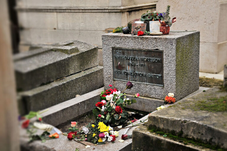 Z jeho hrobu v Paříži se stalo v podstatě poutní místo.
