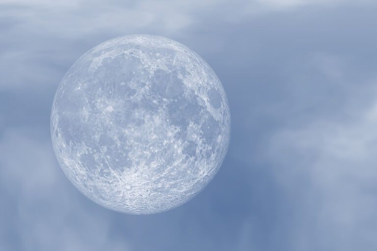 Před devíti lety se rozšíří bláznivá teorie, že Měsíc jen někdo promítá na oblohu. Foto: susan-lu4esm / Pixabay.