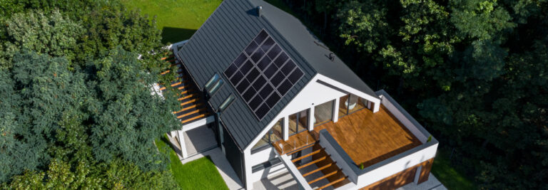 Fotovoltaiku lze efektivně propojit i s bateriovým systémem, s dobíjením elektromobilu či s ohřevem vody.