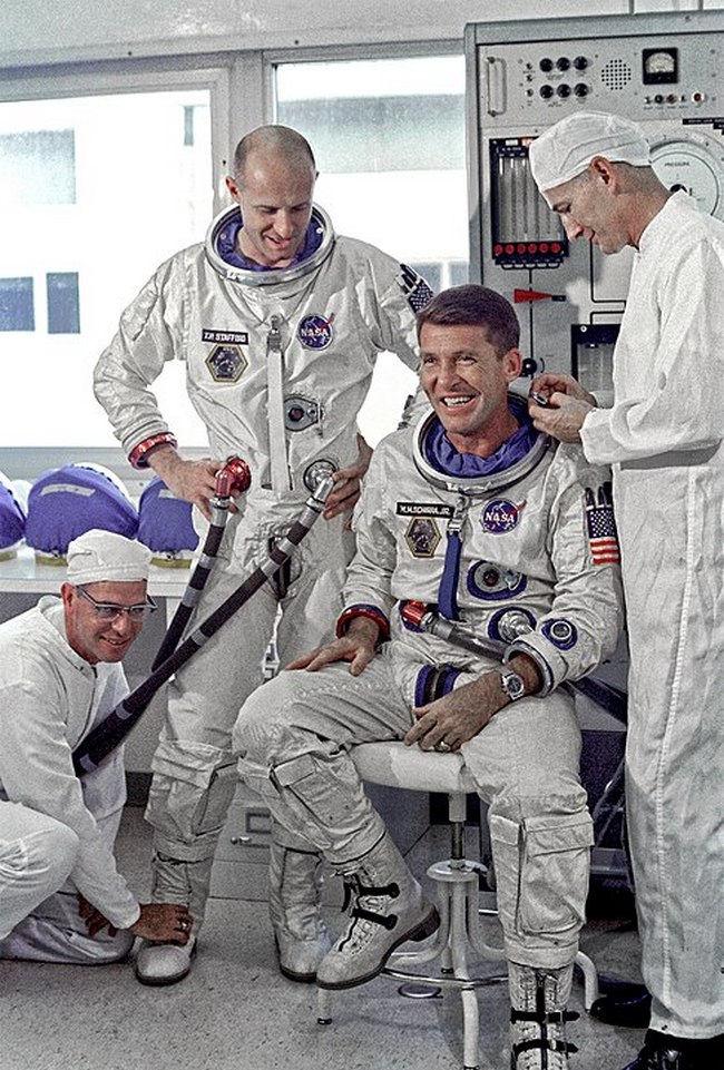 Astronauti Tom Stafford (vlevo) a Wally Schira překvapili řídící středisko na Zemi známou koledou.(Foto: NASA / commons.wikimedia.org / volné dílo)