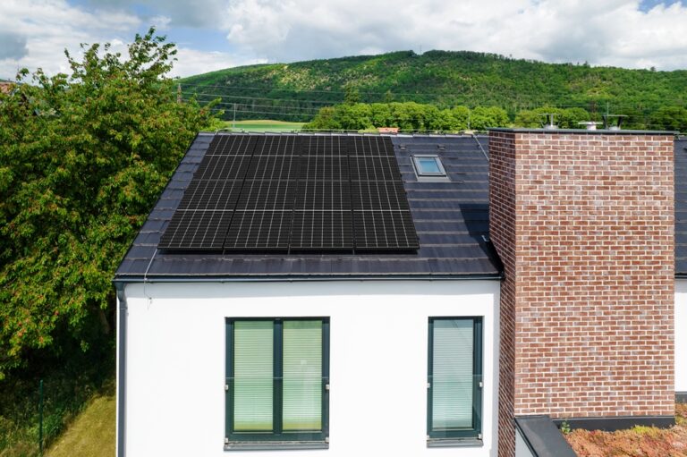 Fotovoltaika se hodí na téměř každou střechu. Jsou vhodné dokonce i na domy v chráněných krajinných oblastech.