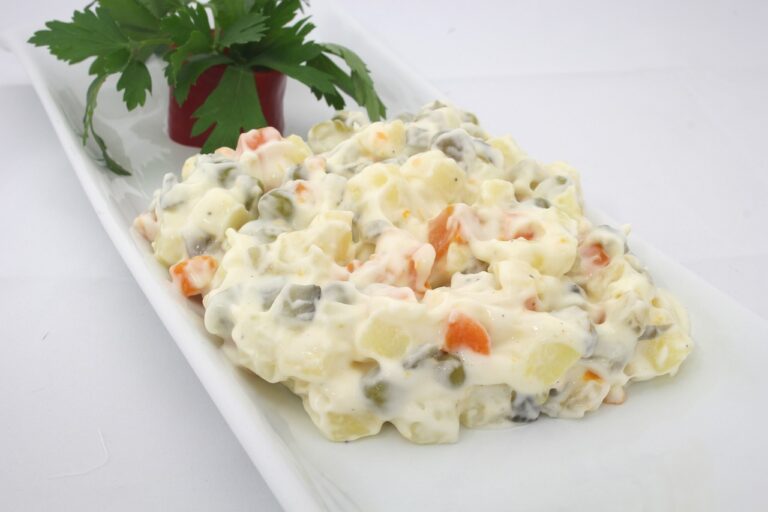 Receptura salátu se liší domácnost od domácnosti. Chybět by neměla cibule nebo mrkev. Foto: pixabay