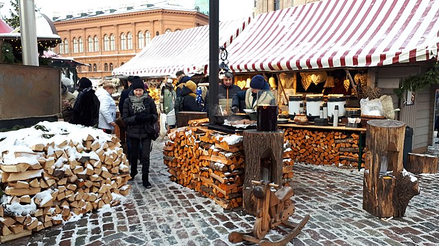 K adventním trhům neodmyslitelně patří i dobré pití a jídlo.(Foto: Rakoon / commons.wikimedia.org / CC0)