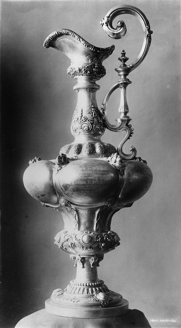 Americký pohár nejvíce připomíná hodně zdobený džbán. (Library of Congress / wikimedia.commons.org / Volné dílo)