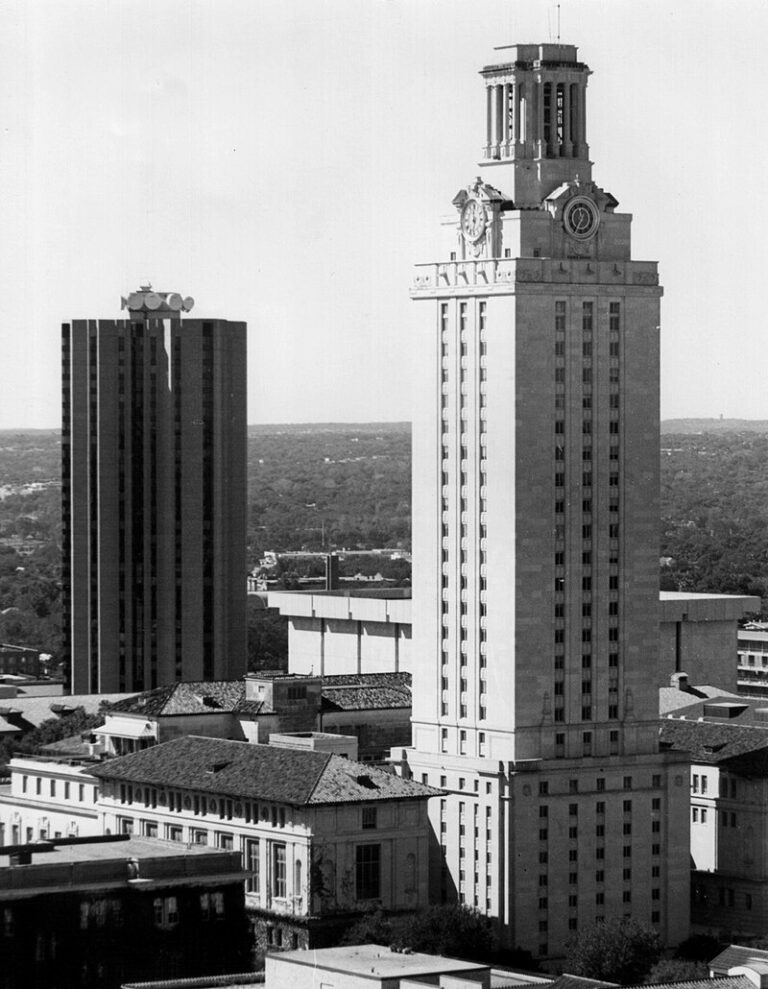 Věž, z níž střílel. Foto: CC - Larry D. Moore - CC BY 4.0