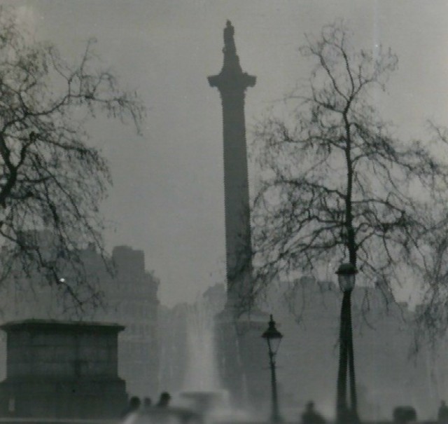 Nelsonův sloup (Nelson's Column) je památník na Trafalgarském náměstí v centru Londýna. Takto vypadá během Velkého smogu. Foto: N T Stobbs / CC BY-SA 2.0 DEED