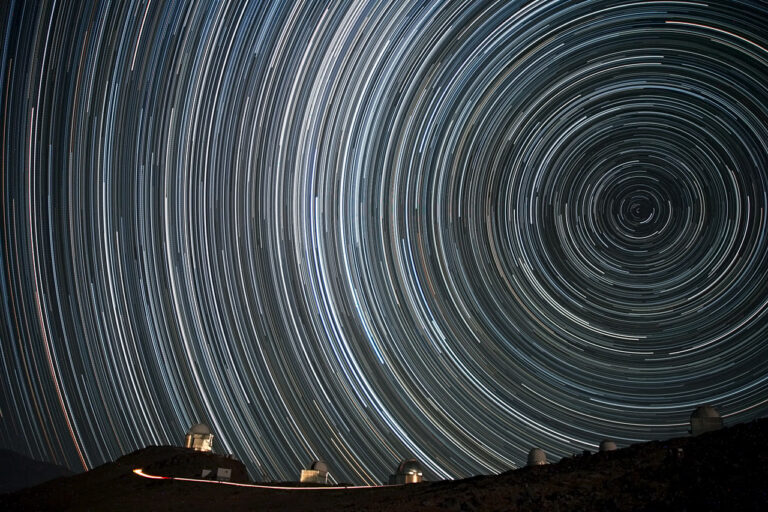 Při focení s dlouhou expozicí se rotace Země může projevit i podobným obloukem hvězdných kruhů, které byly zachyceny nad observatoří La Silla. FOTO: ESO/A.Santerne / Creative Commons / CC BY 4.0