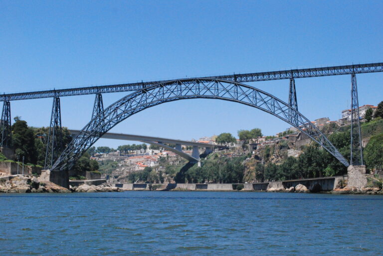 Ponte de D. Maria Pia v Portu (1877) je postaven jako nejdelší obloukový most světa. Foto:Concierge.2C / Creative Commons / CC BY-SA 3.0.