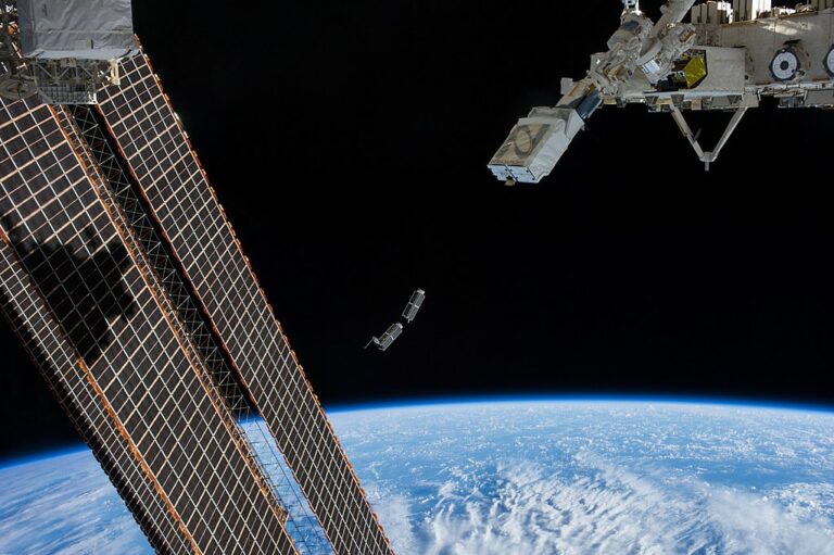 Společnost Nanoracks se podílela na aktivitách ve vesmíru například výrobou přechodové komory pro vypouštění nanosatelitů CubeSat z ISS. FOTO: NASA / Creative Commons / volné dílo