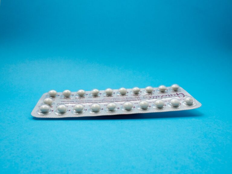 Dlouhá a pořádně klikatá je cesta k první antikoncepční pilulce. Foto: unsplash