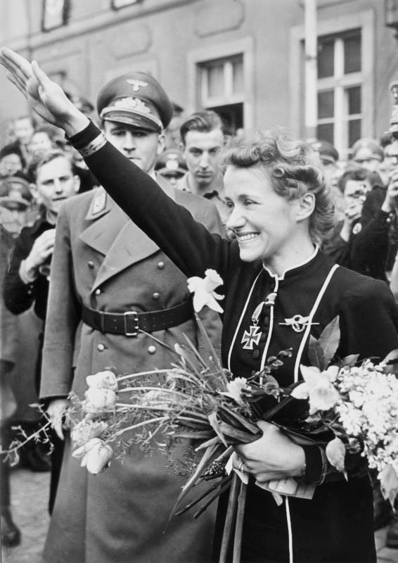 K pilotce Hanně Reitschové se Hitler často chová lépe než k Evě. FOTO: Bundesarchiv, Bild 183-B02092 / Schwahn / CC-BY-SA 3.0, CC BY-SA 3.0 DE