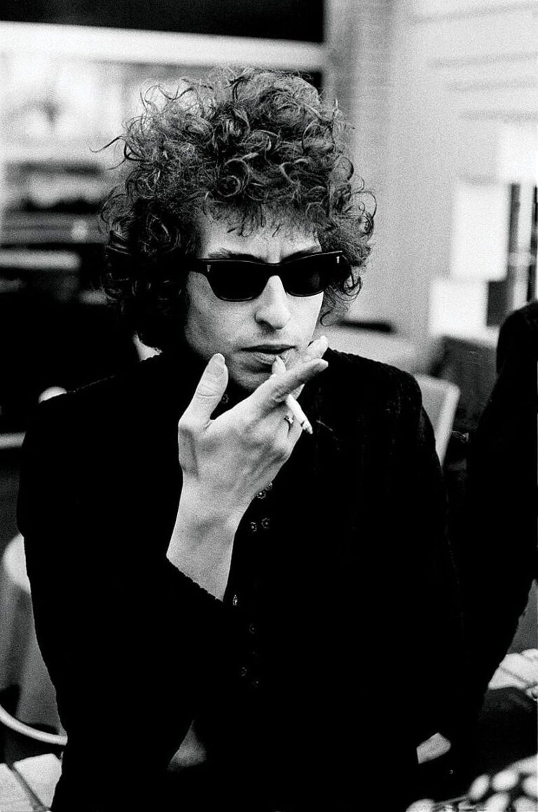 Kapelu seznámí s marihuanou kolega Bob Dylan v roce 1964. Foto: pxfuel
