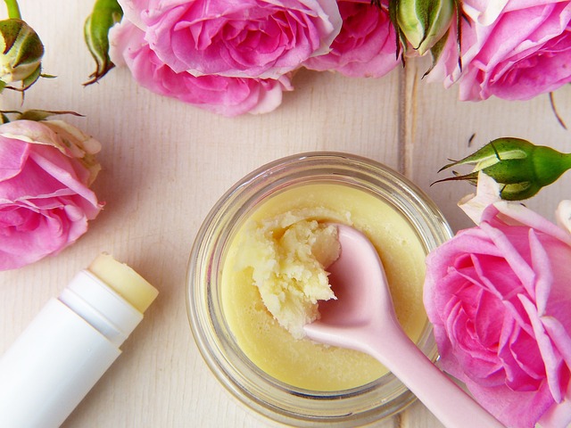 Olej z damašské růže je ceněnou látkou sám o sobě i jako ingredience do parfémů nebo kosmetiky.(Foto: Silvia / Pixabay)