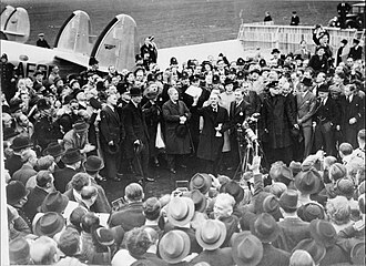 Neville Chamberlain oznamuje, že podpisem mnichovské dohody „přinesl mír“. FOTO: Ministry of Information official photographer/Creative Commons/Public domain