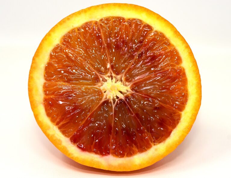 Krvavé pomeranče jsou chloubou Sicílie. Barva vzniká díky výkyvům teplot. Foto: Alexas_Fotos / Pixabay.