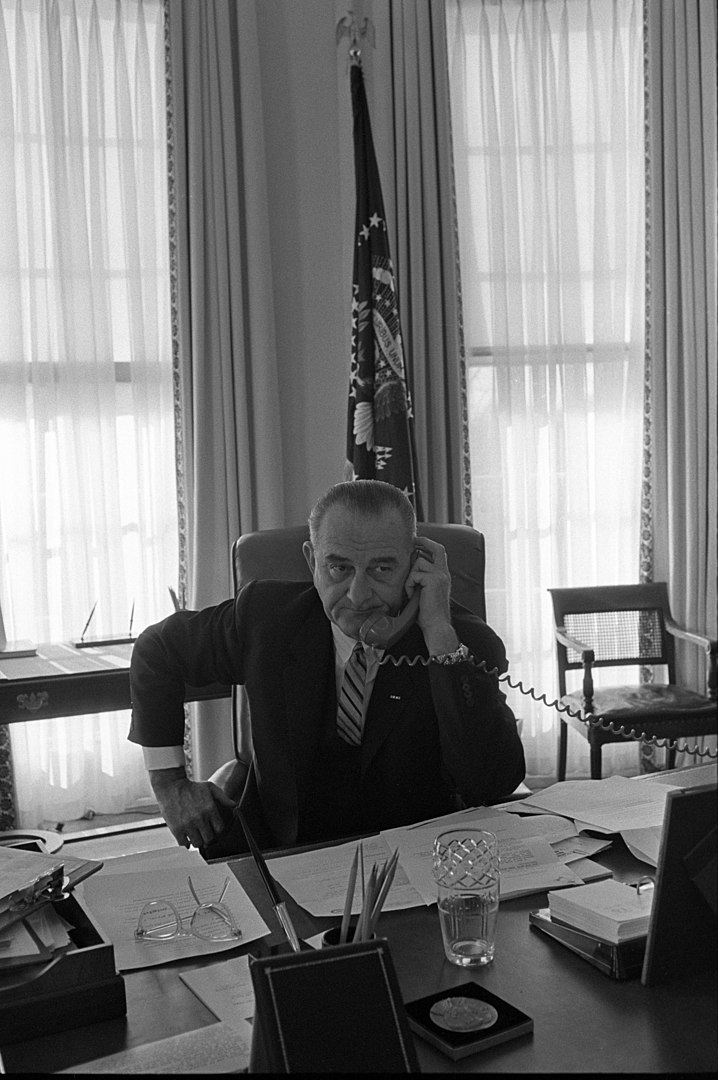 Lyndon B. Johnson se v cestě za křeslem v oválné pracovně nezastaví před ničím. (Yoichi Okamoto, volné dílo, commons.wikimedia)