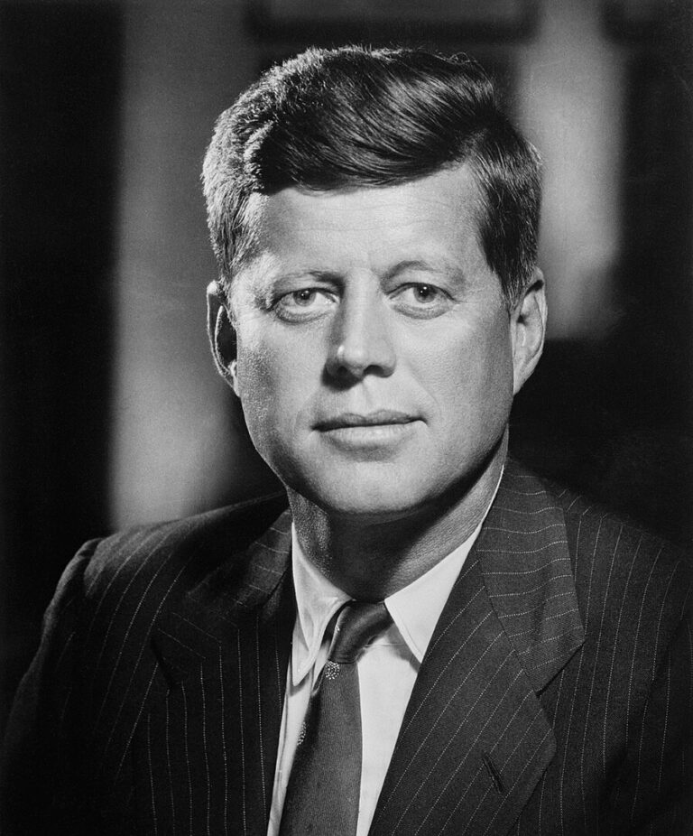 J.F. Kennedy je sympaťák, přesto neponechá nic náhodě. (Bachrach Studios, Volné dílo, commons.wikimedia)