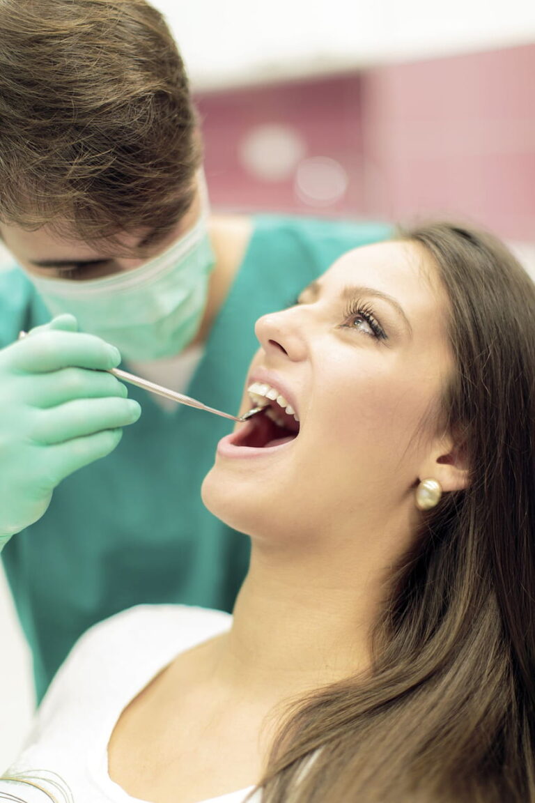 Dentální hygienisti dnes suplují část práce zubařů. Mimo jiné radí, jak se správně starat o chrup. FOTO: pxfuel
