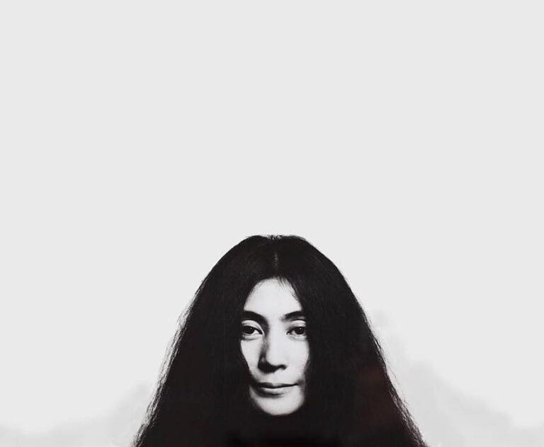 Když Lennon potkal nekonvenční japonskou umělkyni Yoko Ono, jeho manželství se začalo řítit do záhuby. FOTO: pxfuel