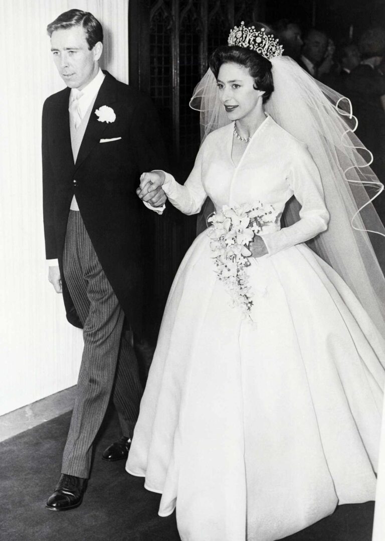 Zhrzená Margaret v roce 1955 zasnoubení s Peterem Townsendem zruší.