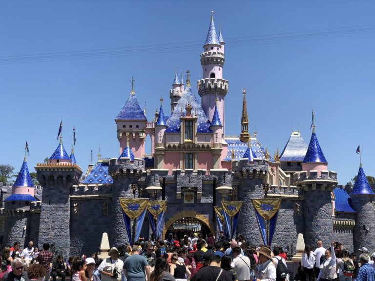 První zábavní park Disneyland byl otevřen v Kalifornii. Dnes je na různých místech světa. FOTO: CrispyCream27/Creative Commons/CC BY-SA 4.0