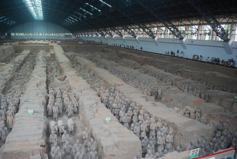 Průzkumy potvrdily, že součástí hrobky je pod zemí pohřbená armáda více než 8000 terakotových válečníků z období kolem roku 220 př. n. l... Foto: Pixabay