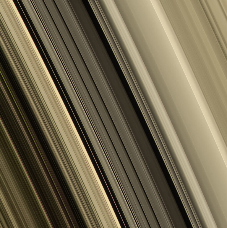 Jedny z nejdetailnějších snímků Saturnovy chlouby pořídí v únoru 2014 sonda Cassini.Foto: Kevin M. Gill / Creative Commons / CC BY 2.0.