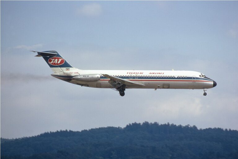 Nikdo netuší, že na palubě letadla DC-9 jugoslávský aerolinií je bomba. (clipperarctic, CC BY-SA 2.0, commons.wikimedia)